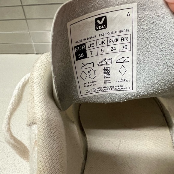 Veja Sneakers - Picture 6 of 8